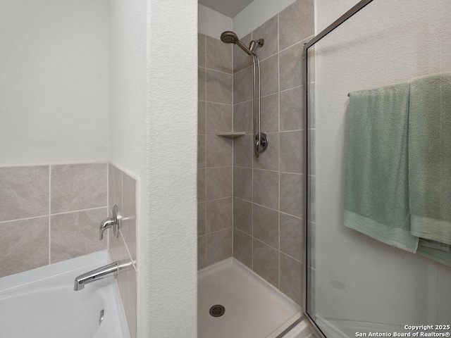 22146 Pivot Pt, San Antonio, TX 78261 - full bathroom featuring a stall shower