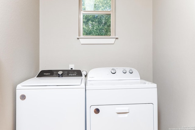 868 Lakeridge Loop, Lakehills, TX 78063 - washroom featuring washer and clothes dryer