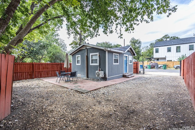 1202 N Center, San Antonio, TX 78202 - view of outbuilding featuring ac unit and a fenced backyard