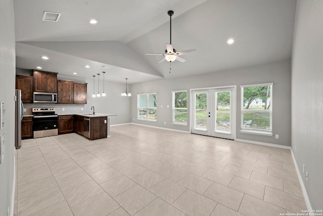546 Indian Scout, Spring Branch, TX 78070 - kitchen with stainless steel appliances, open floor plan, a sink, ceiling fan, and a peninsula
