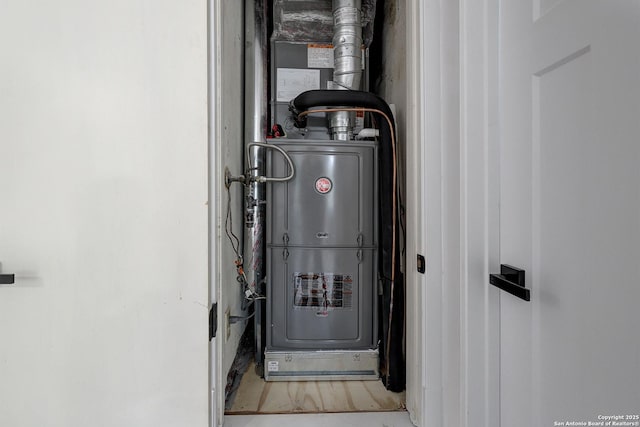 2714 Floral Way, San Antonio, TX 78247 - utility room featuring water heater
