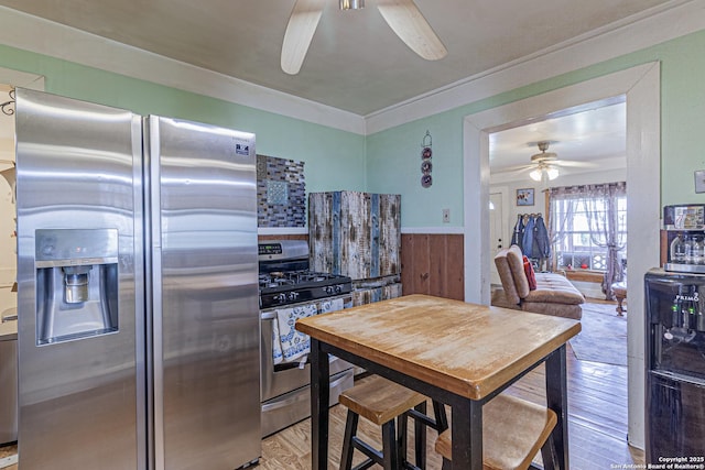 935 Gembler, San Antonio, TX 78219 - kitchen with appliances with stainless steel finishes, ceiling fan, and wood finished floors