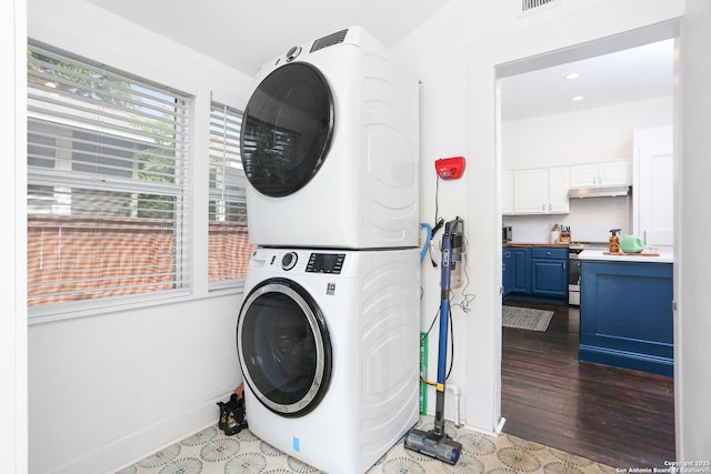 1106 W Summit Ave, San Antonio, TX 78201 - washroom with stacked washing machine and dryer, baseboards, and recessed lighting