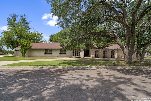 11 El Norte Cir, Uvalde, TX 78801 - view of front facade featuring a front lawn