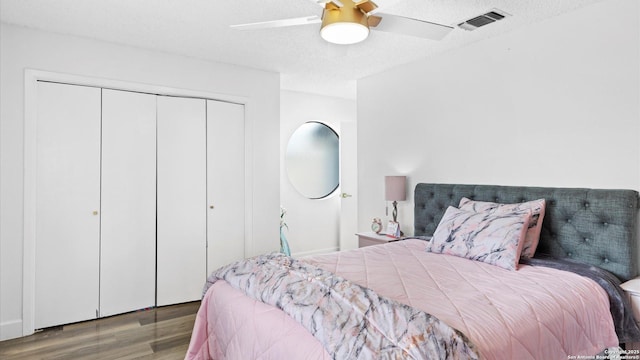 1818 Moreshead, San Antonio, TX 78231 - bedroom with wood finished floors, a closet, and a ceiling fan
