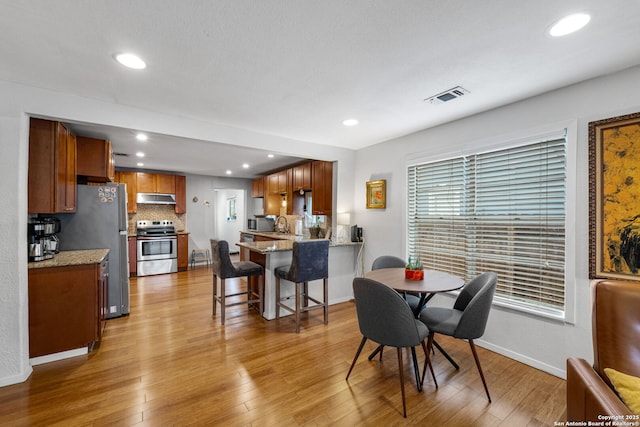 1119 N Pine St, San Antonio, TX 78202 - dining space with light wood-style floors, baseboards, and recessed lighting