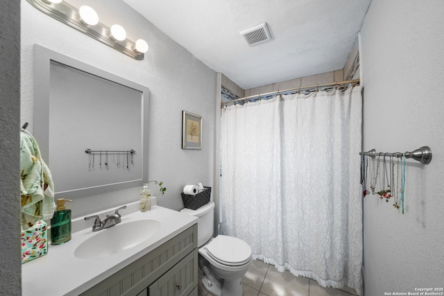 1119 N Pine St, San Antonio, TX 78202 - full bath featuring vanity, toilet, tile patterned flooring, a textured wall, and curtained shower