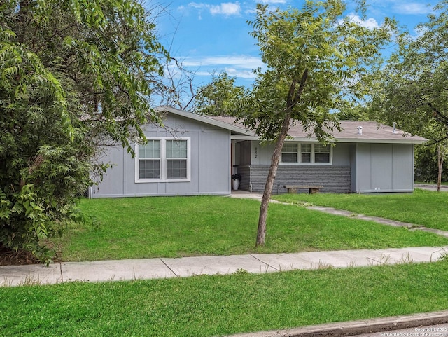 942 San Angelo, San Antonio, TX 78201 - ranch-style home with a front lawn and brick siding
