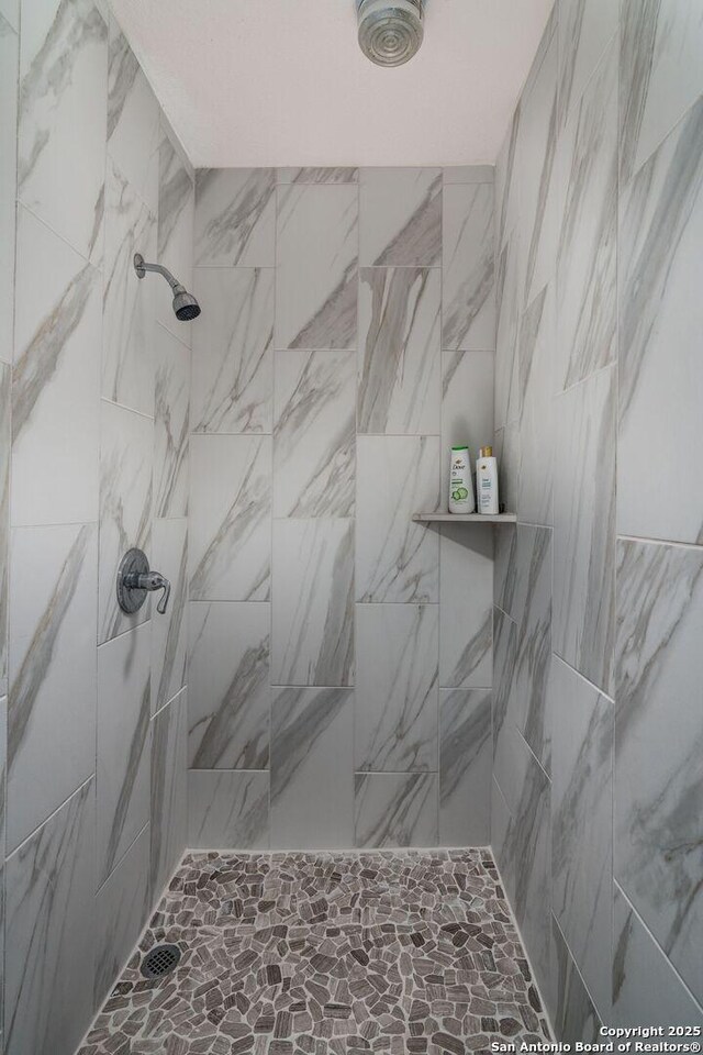 222 Laurelwood, San Antonio, TX 78213 - bathroom with a tile shower