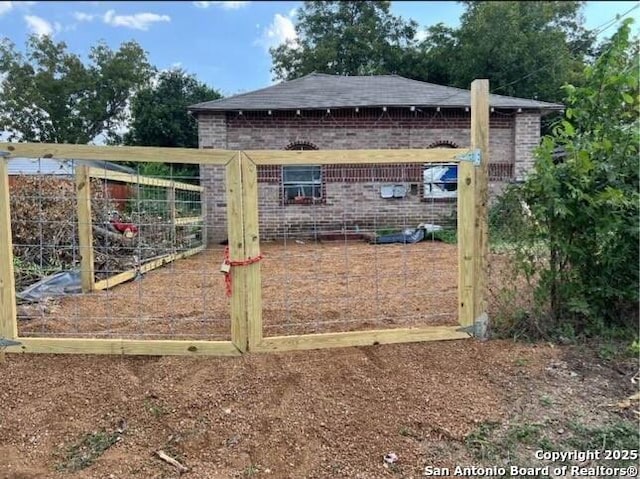 330 E Hart, San Antonio, TX 78214 - gate featuring exterior structure
