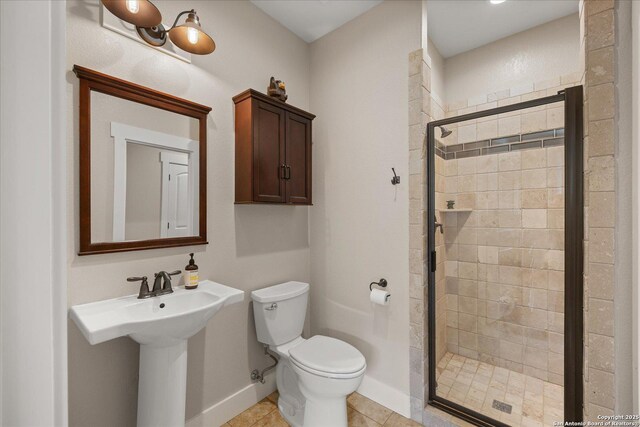 122 Twisting Oaks Ct, Pipe Creek, TX 78063 - full bath featuring toilet, a stall shower, tile patterned flooring, baseboards, and a sink