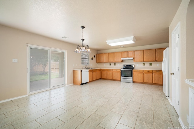 7731 Cedar Farm, San Antonio, TX 78239 - kitchen with stainless steel electric range, dishwasher, freestanding refrigerator, a sink, and light countertops