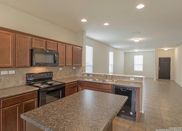 468 Salz Way, San Antonio, TX 78260 - kitchen featuring black appliances, a peninsula, tasteful backsplash, a kitchen island, and recessed lighting