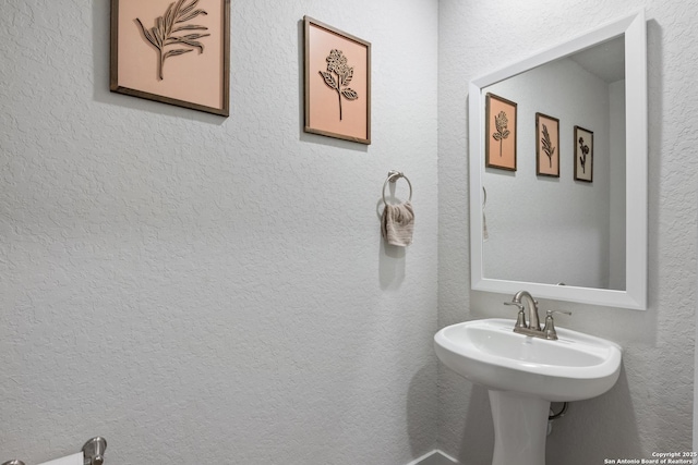 8851 Oakland Rd, San Antonio, TX 78240 - bathroom with a textured wall