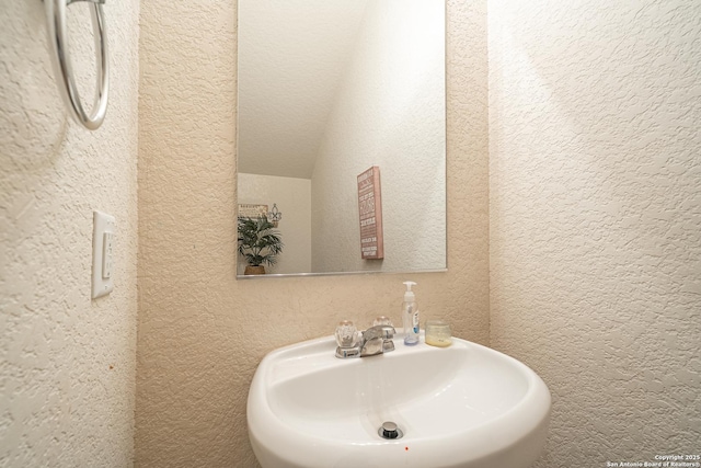 10736 Gemsbuck Ldg, San Antonio, TX 78245 - bathroom featuring a sink and a textured wall