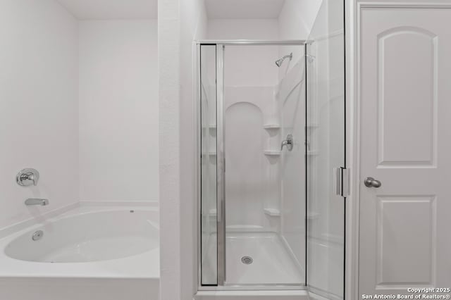 11502 Bald Eagle Hts, San Antonio, TX 78223 - full bath featuring a shower stall and a garden tub