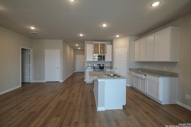 10310 Tule Creek Frk, San Antonio, TX 78252 - kitchen featuring stainless steel appliances, a sink, dark wood-type flooring, baseboards, and white cabinetry