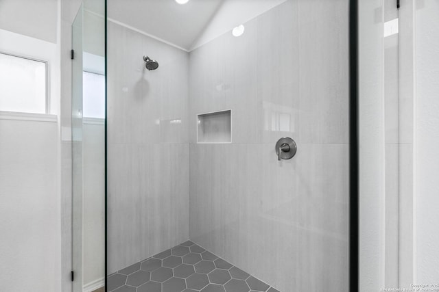 6610 Quail Lk, San Antonio, TX 78244 - bathroom with a tile shower and vaulted ceiling