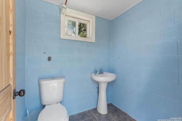 8608 S Foster Rd, San Antonio, TX 78222 - half bath featuring toilet and tile patterned flooring