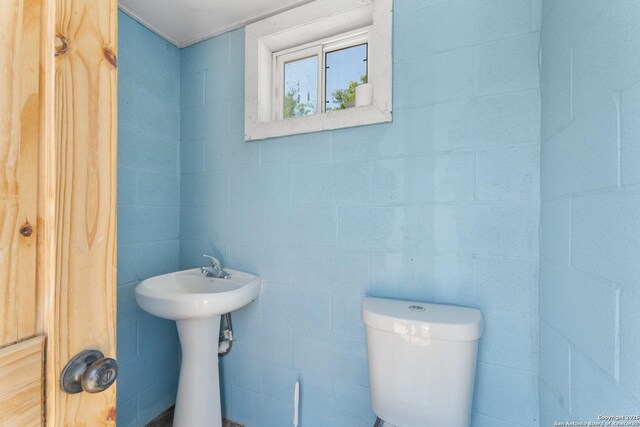 8608 S Foster Rd, San Antonio, TX 78222 - bathroom featuring toilet
