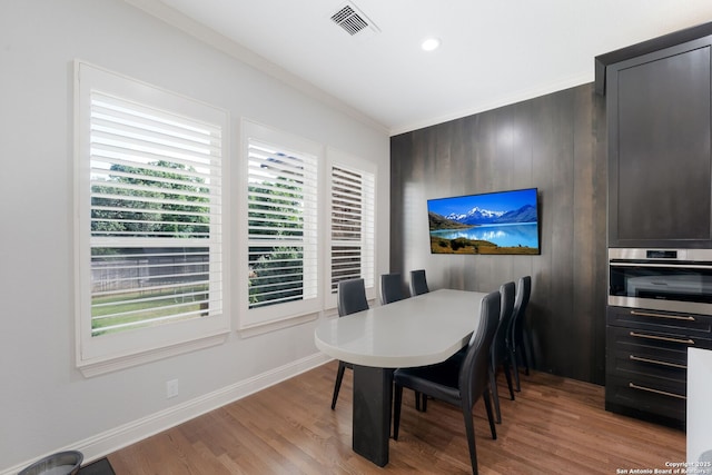 314 Regent Cir, Shavano Park, TX 78231 - dining area with plenty of natural light, crown molding, light wood-style flooring, baseboards, and recessed lighting