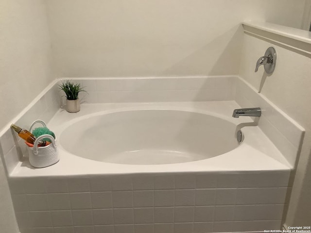 7502 Anchor Cyn, San Antonio, TX 78252 - full bathroom featuring a garden tub