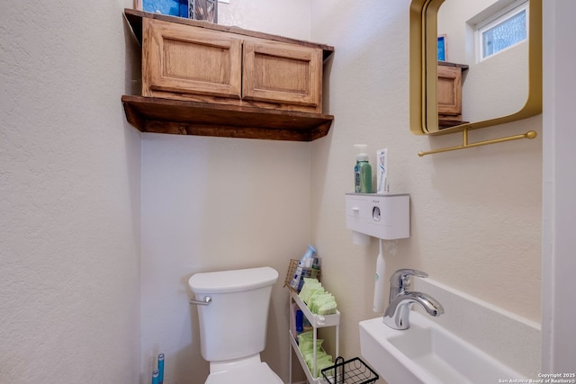 246 Felisa St, San Antonio, TX 78210 - bathroom with toilet, a bath, and a sink