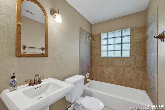 642 Lakebreeze, Canyon Lake, TX 78133 - bathroom with a textured wall and bathtub / shower combination