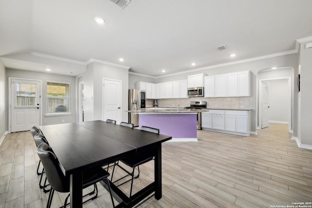 810 Brown Thrasher, San Antonio, TX 78253 - dining space featuring crown molding, recessed lighting, light wood-style flooring, arched walkways, and baseboards