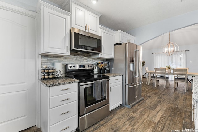 13040 Tomlynn, Atascosa, TX 78002 - kitchen with appliances with stainless steel finishes, a chandelier, tasteful backsplash, white cabinets, and vaulted ceiling