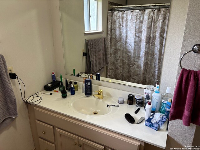 952 Madrona Rd, Pipe Creek, TX 78063 - full bath with vanity and a shower with curtain