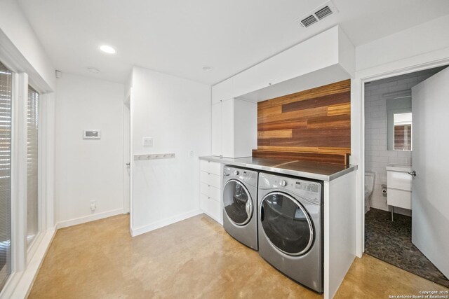 543 Leigh, San Antonio, TX 78210 - laundry area with separate washer and dryer, healthy amount of natural light, and recessed lighting