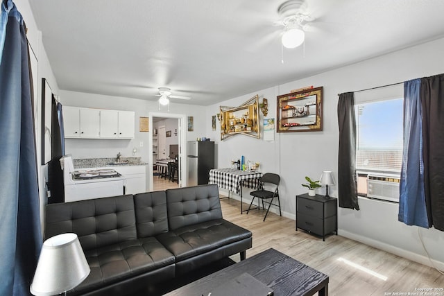 1105 Delgado St, San Antonio, TX 78207 - living area featuring a ceiling fan, light wood-style flooring, and cooling unit
