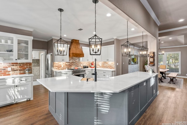 608 Kendall Pkwy, Boerne, TX 78015 - kitchen featuring stainless steel appliances, premium range hood, a chandelier, a large island, and crown molding