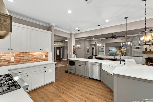 608 Kendall Pkwy, Boerne, TX 78015 - kitchen featuring appliances with stainless steel finishes, recessed lighting, ceiling fan, ornamental molding, and light wood-style flooring