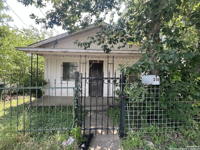 310 N Gevers, San Antonio, TX 78202 - bungalow-style house with a gate and a fenced front yard