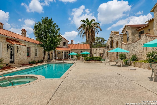 6160 Eckhert Rd, San Antonio, TX 78240 - outdoor pool featuring a patio area and an in-ground hot tub
