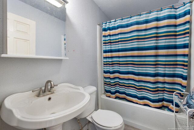 503 E Palfrey, San Antonio, TX 78223 - full bathroom with shower / bath combo and a textured wall