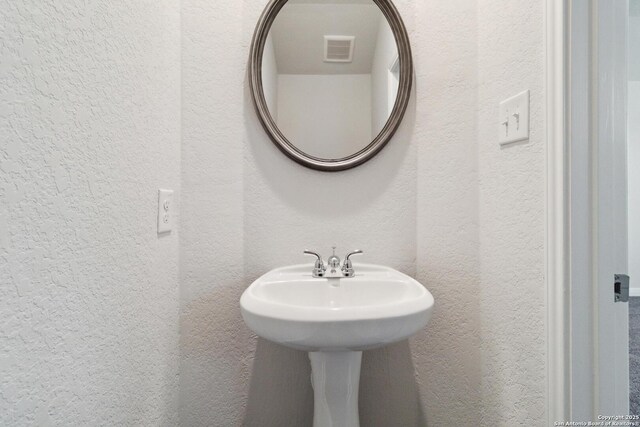 1619 Vista View Dr, Pleasanton, TX 78064 - bathroom featuring a textured wall