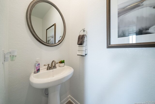 1562 Vista View Dr, Pleasanton, TX 78064 - bathroom with a sink