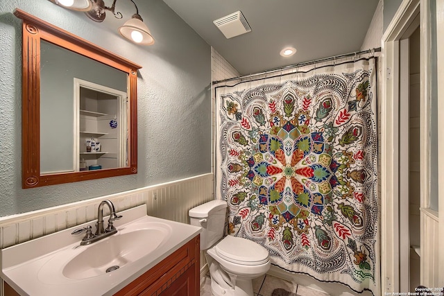 4326 Hilton Head, San Antonio, TX 78217 - bathroom with vanity, a wainscoted wall, a textured wall, curtained shower, and recessed lighting