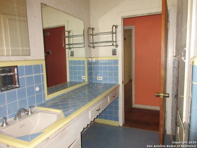 2310 W Gramercy, San Antonio, TX 78201 - bathroom featuring vanity