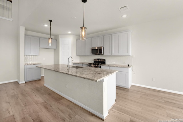 2614 Banditos Rdg, San Antonio, TX 78245 - kitchen with appliances with stainless steel finishes, light wood-style flooring, decorative backsplash, and recessed lighting