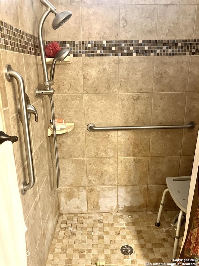 404 Alta, Pleasanton, TX 78064 - bathroom featuring tiled shower