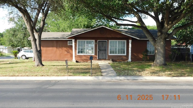 1939 Jennifer, San Antonio, TX 78224 - ranch-style home with a front lawn