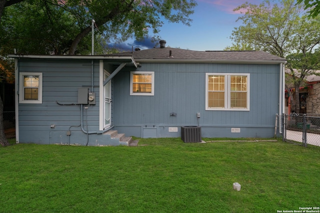 1806 W Mistletoe Ave, San Antonio, TX 78201 - rear view of house with crawl space and entry steps
