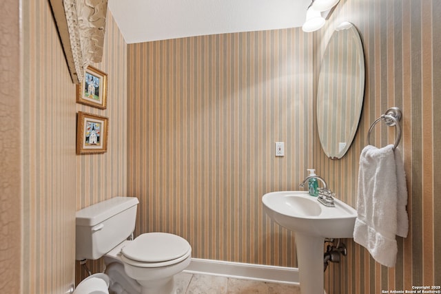 7 Mcinnis, Bulverde, TX 78163 - half bath with wallpapered walls