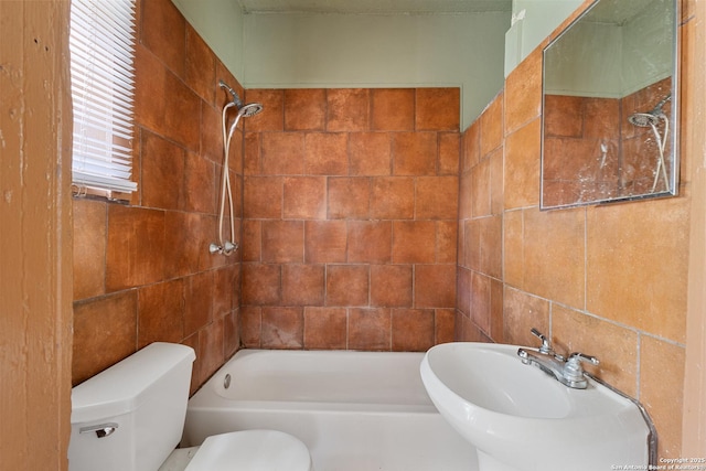 111 English Way, San Antonio, TX 78207 - full bath with tile walls and bathtub / shower combination