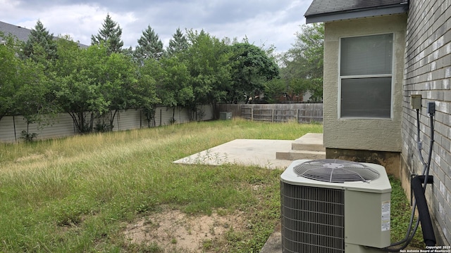 8310 Border Rdg, San Antonio, TX 78240 - fenced backyard with a patio