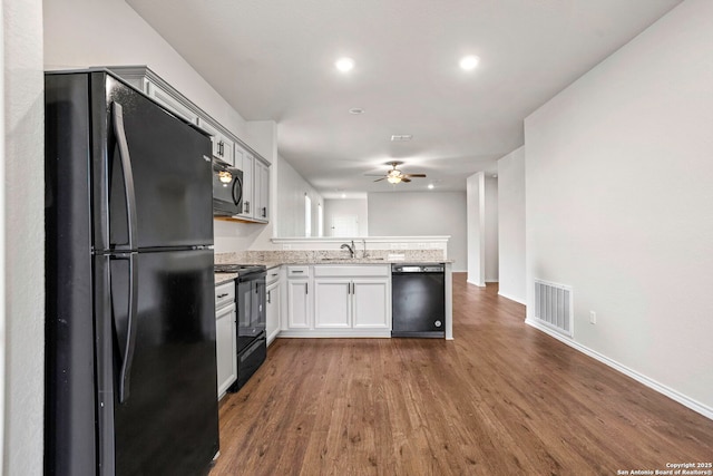 759 Crested Iris, New Braunfels, TX 78130 - kitchen with black appliances, a peninsula, a ceiling fan, wood finished floors, and recessed lighting